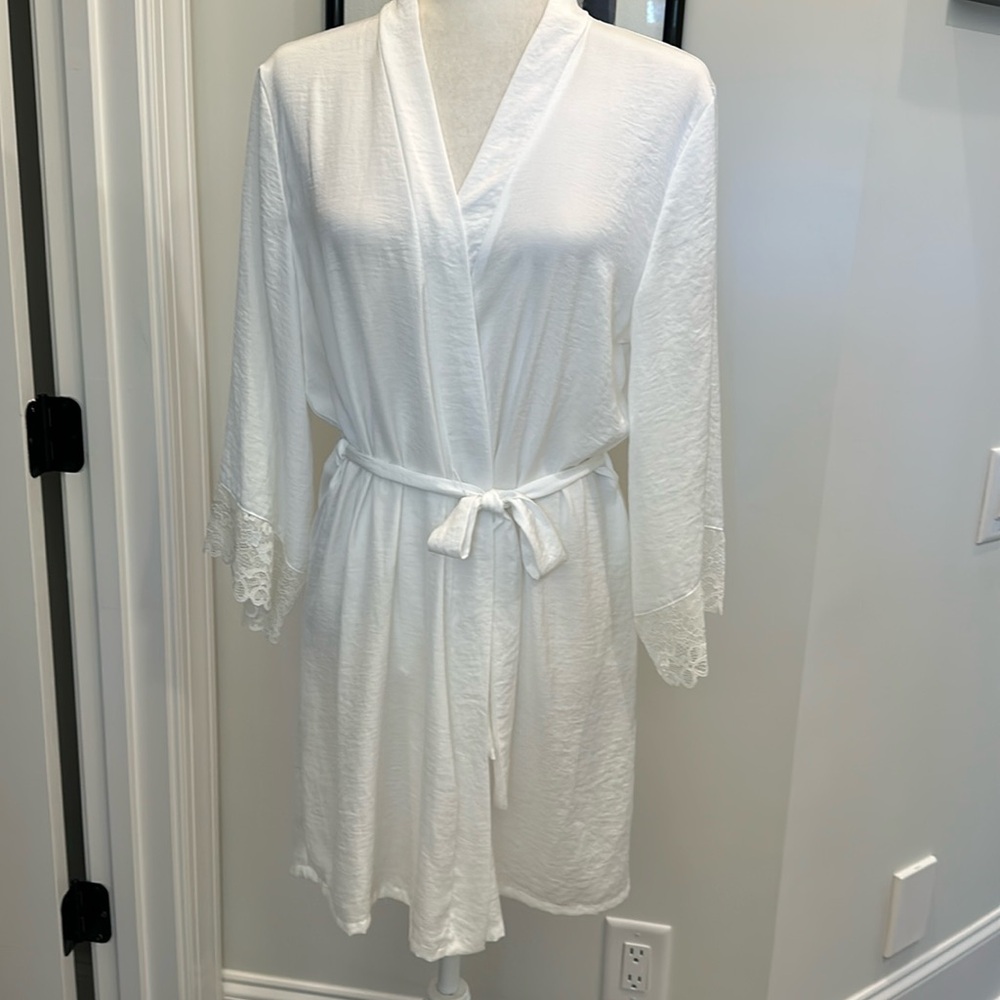 NWOT- Secret Treasures White Bride’s Back Embroidered Robe. Size S